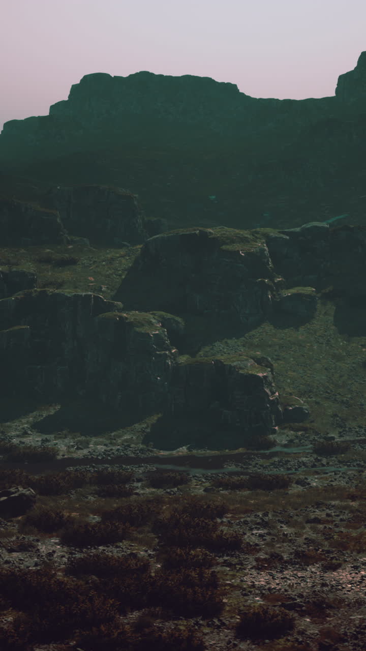 paisaje montañoso oscuro y de mal humor