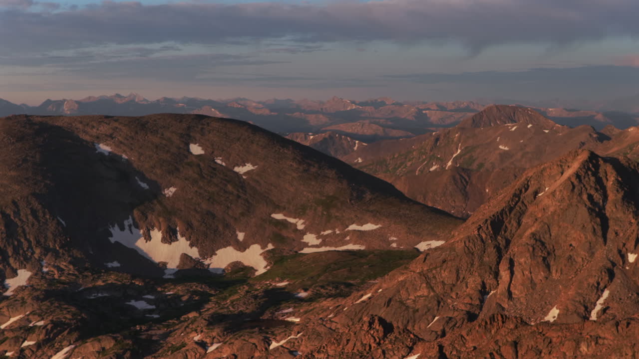 Halo Ridge, solnedgang ved golden hour, Tuhare Lakes, Constantine Lake, Falls Creek Notch Mountain, forår, sommer, drone, Colorado, Mount of the Holy Cross Wilderness, Sawatch Range, Rocky Mountains, panorer til venstre