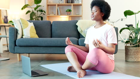 Joven-Negra-Meditando-En-Un-Seminario-Web