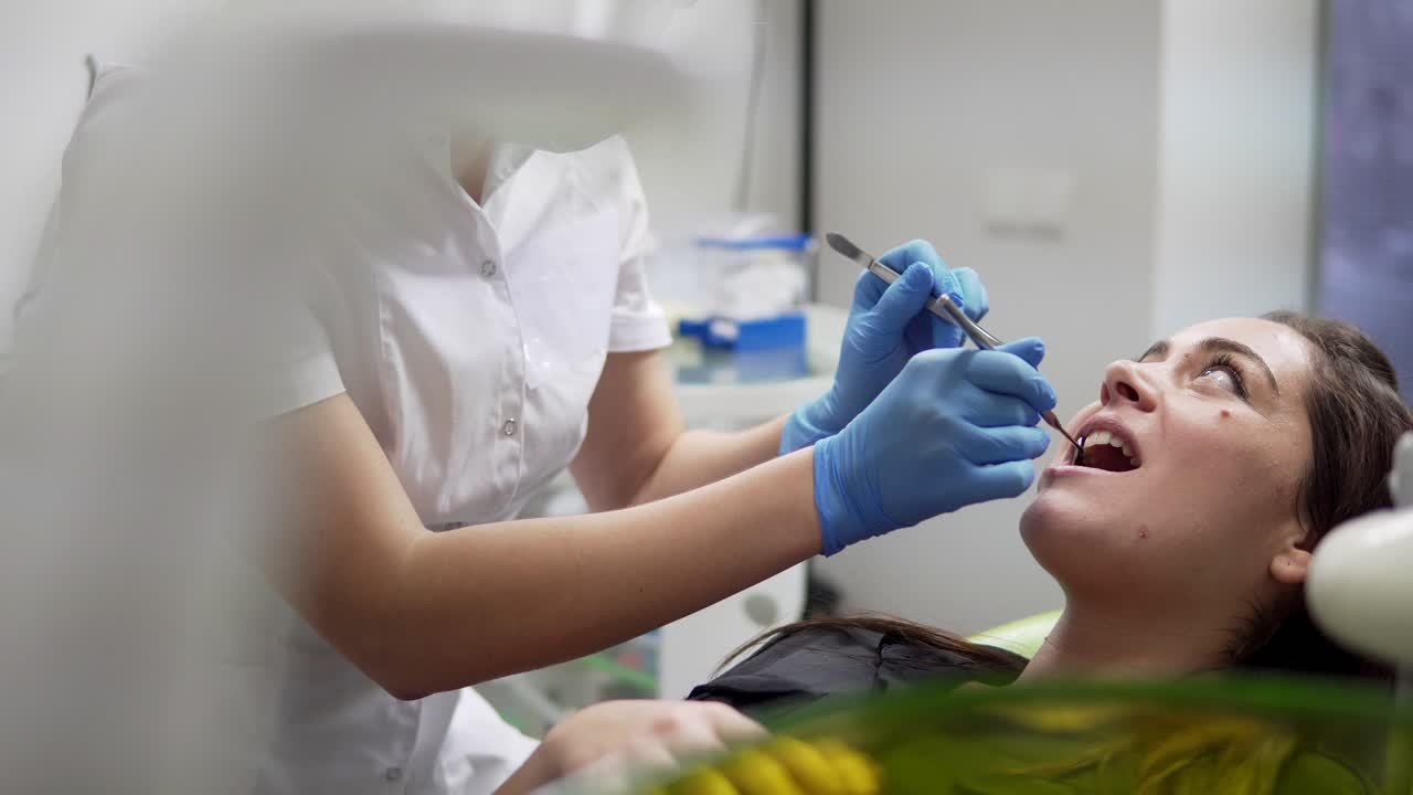 higiene bucal e cuidados dentários: médico dentista a trabalhar com o doente na clínica dentária. conceito de cuidados de saúde.