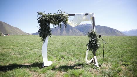 Decoración-Del-Arco-Del-Lugar-De-La-Boda,-Escenario-Escénico-De-Montaña-Al-Aire-Libre