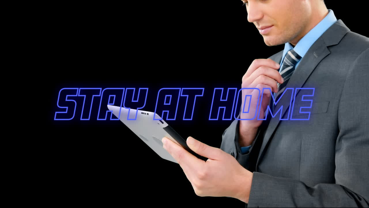 파란 네온 단어의 애니메이션 태블릿을 사용하는 백인 남성보다 집에 머물