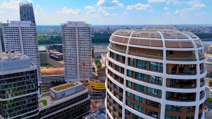 Scatto in pieno giorno di un moderno tetto di grattacielo, Bratislava, Slovacchia. Vista aerea della struttura a cupola arrotondata in cima a una torre futuristica a molti piani
