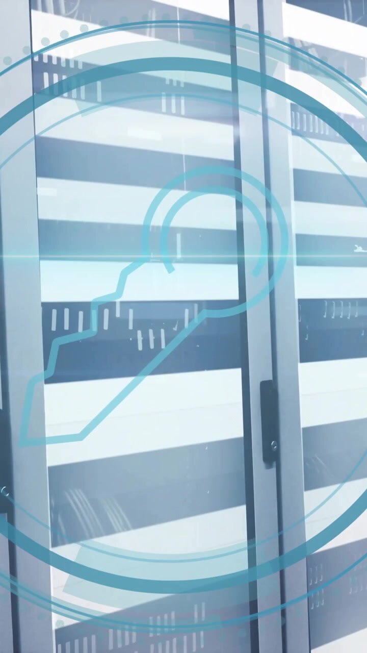Animazione di lucchetto digitale su rack server in un ambiente data center