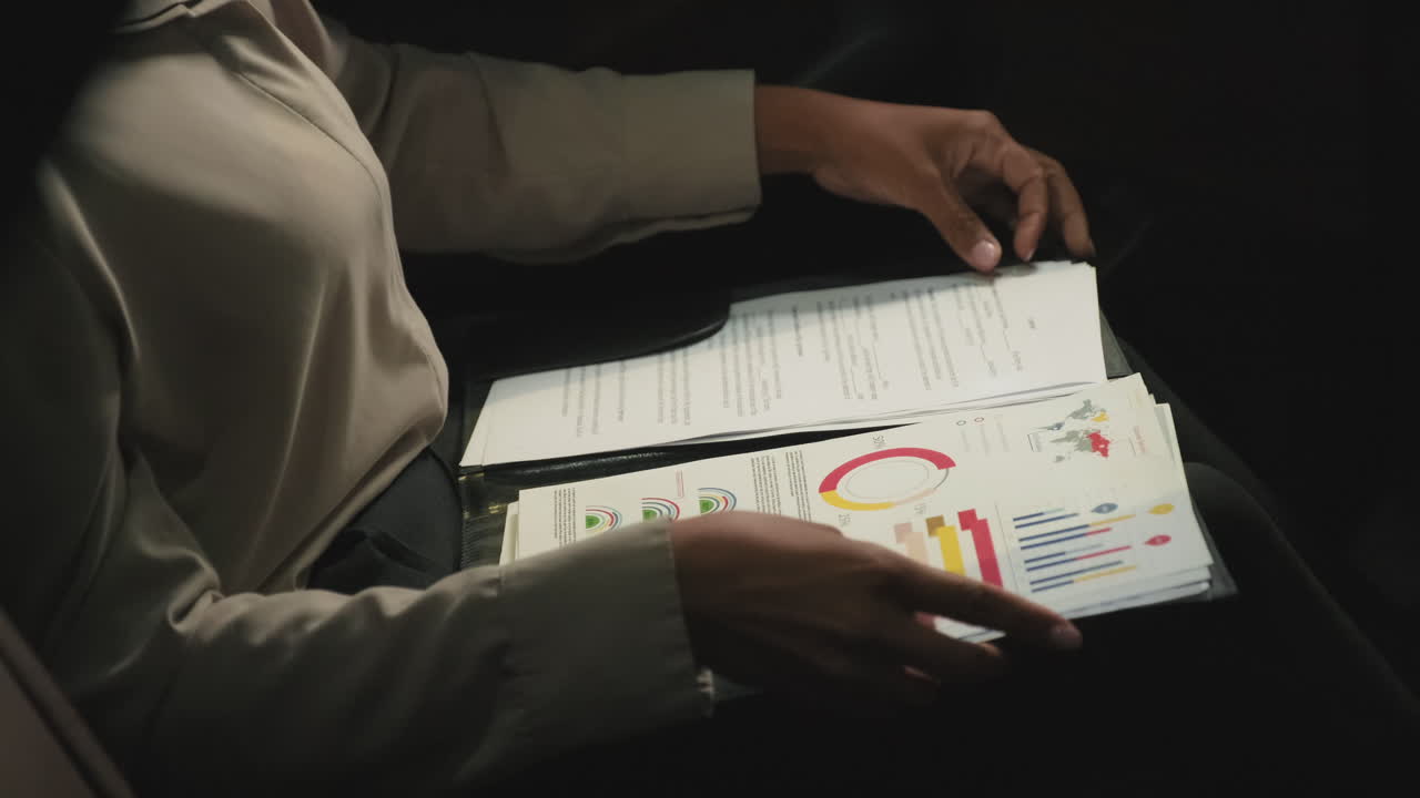 dama irreconocible con papeles en el asiento trasero