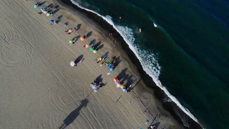 Disparo-De-Dron-Volando-Sobre-Una-Playa