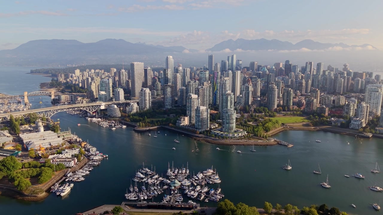 Vista panoramica su False Creek e il centro di Vancouver in Canada - ripresa con drone