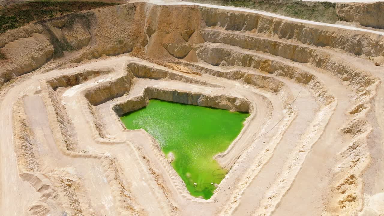 agua de cal verde en el medio de la minería a cielo abierto de piedra caliza