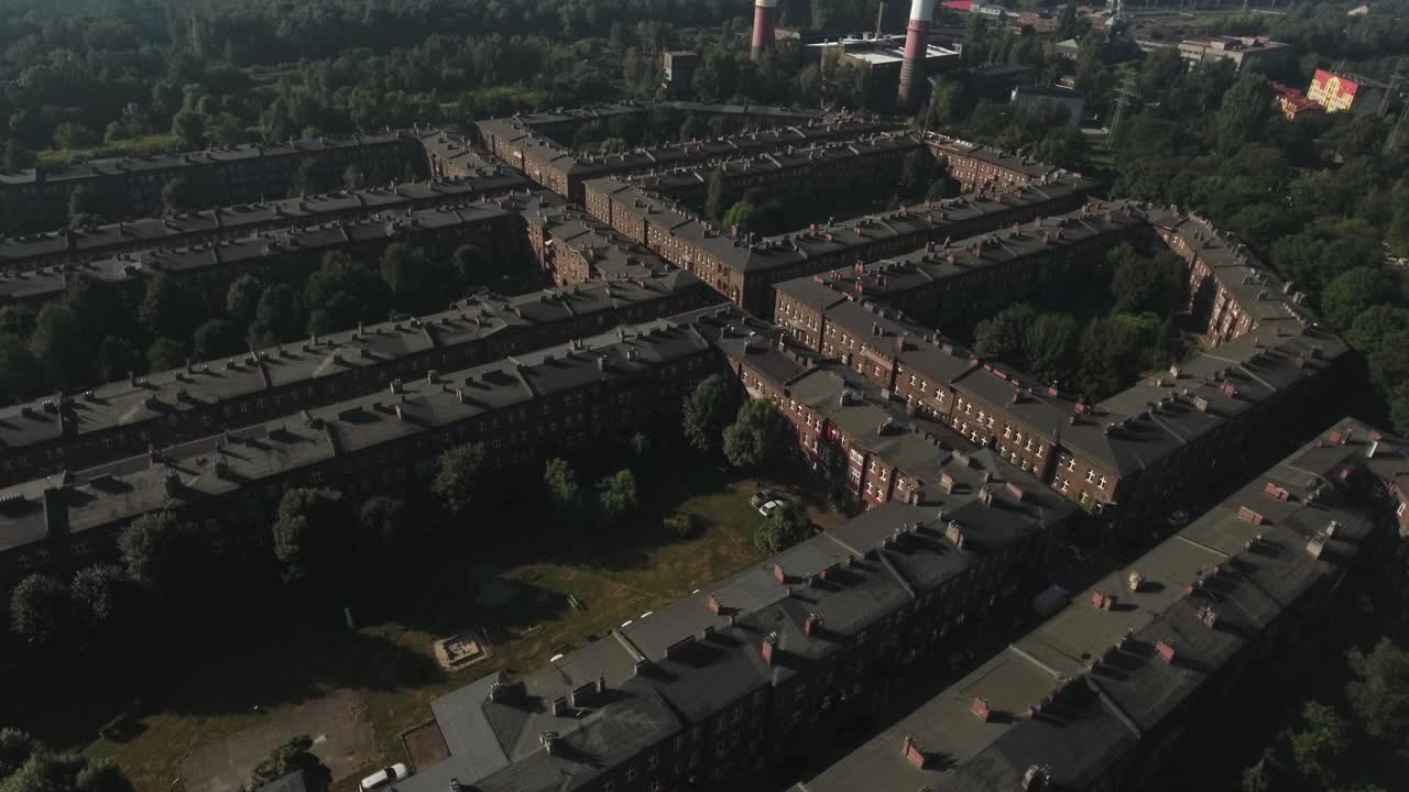 실레시아의 역사적인 nikisowiec 광산 정착촌의 드론, 주차장, 나무 및 자동차가있는 광장을 특징으로합니다.