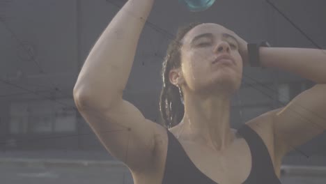 animación de redes de conexiones sobre mujer vertiendo agua sobre la cabeza haciendo ejercicio en la ciudad