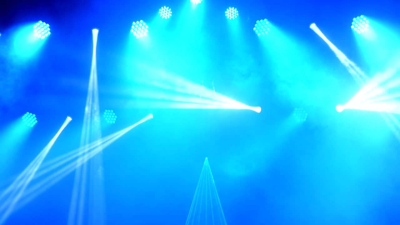 밝은 박이는 콘서트 스포트라이트 레이저와 무대 배경에 연기가