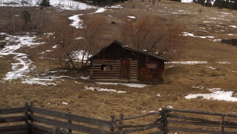 sueños abandonados: una vieja cabaña de troncos abandonada a los dispositivos de la naturaleza en canadá