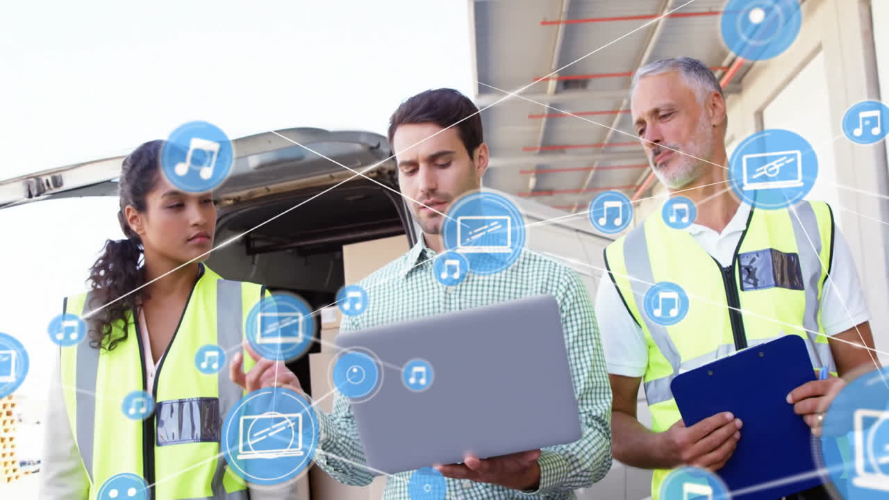animación de la red de conexiones con iconos sobre diversos trabajadores que utilizan computadora portátil en el almacén