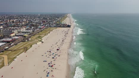 video de drones a la altura de la costa costa sur a norte