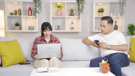 una mujer escondiendo algo de su marido. trabajo confidencial.