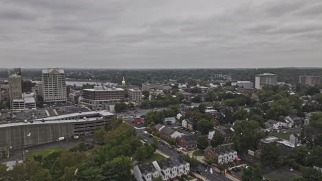trenton new jersey aerial v1 flyover north 25 hacia el centro de la ciudad capturando el paisaje urbano, state house y el río delaware mientras los pájaros vuelan a través del cielo gris - filmado con mavic 3 pro cine - septiembre 2023