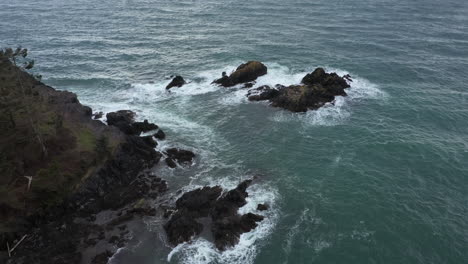 Vista-Aérea-De-Rocas-Irregulares-En-Medio-Del-Océano-Pacífico