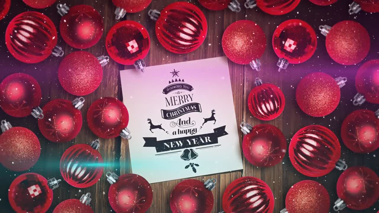 animación de nieve y feliz tarjeta de navidad sobre bolas rojas en superficie de madera