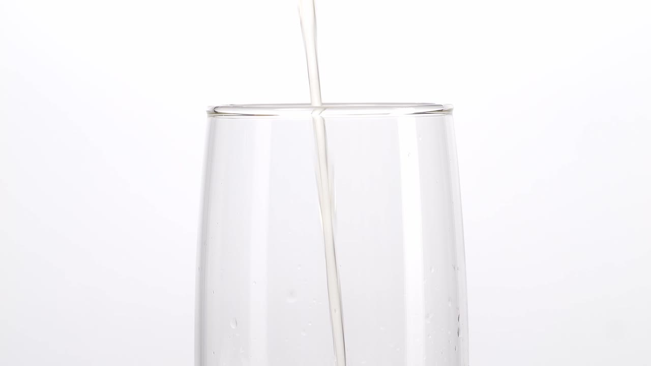 컵에 맥주를 부는 것