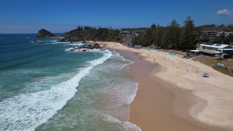 Costa-De-Arena-Blanca-Y-Océano-Turquesa-En-Flynns-Beach,-Port-Macquarie,-Nueva-Gales-Del-Sur,-Australia---Disparo-De-Drone