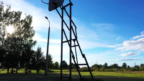 Silueta-De-Tablero-De-Baloncesto-Vintage-En-Zona-Rural,-Vista-Inclinada-Hacia-Arriba