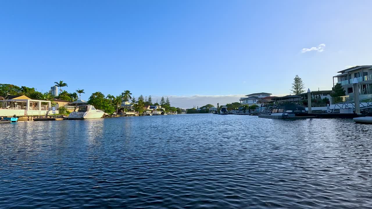 골드 코스트 수로를 가로지르는 경치 좋은 보트 여행