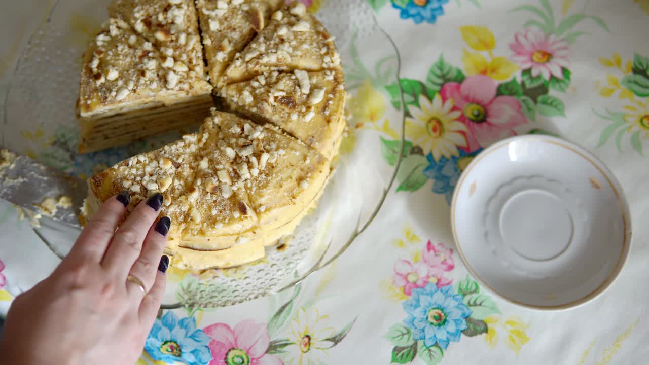 mujer pone un pedazo de pastel en un plato pequeño