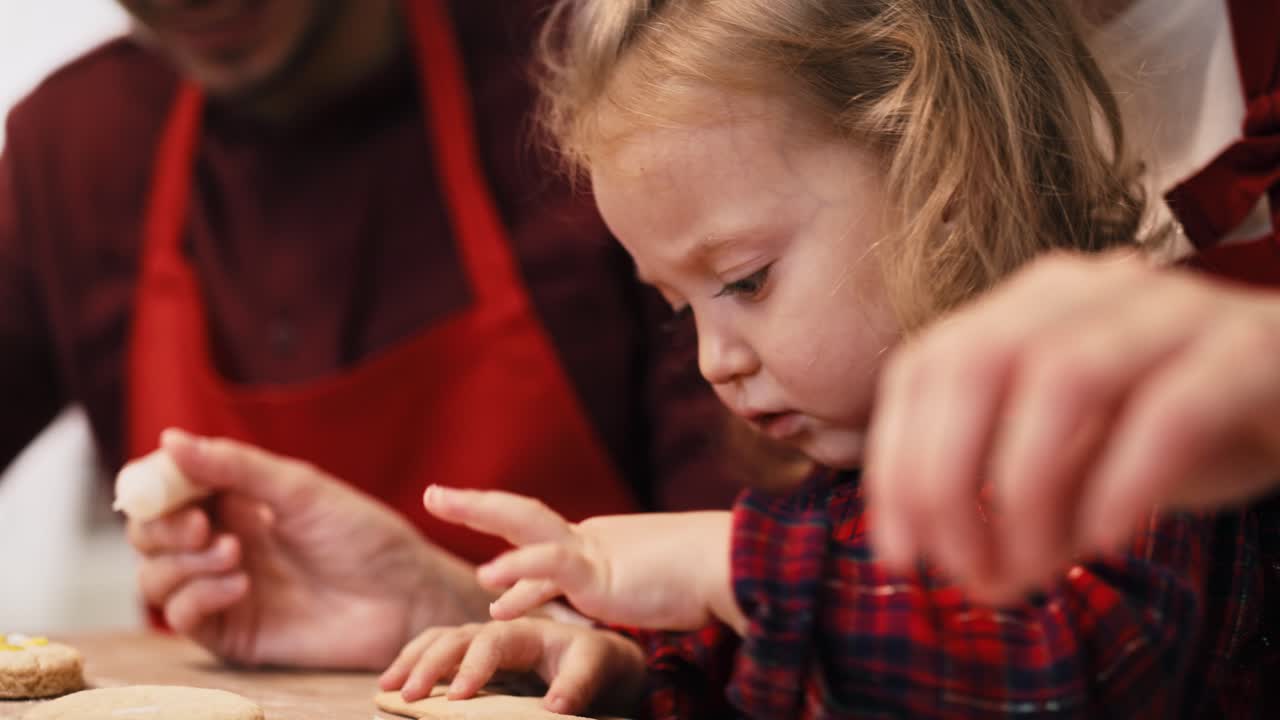Ripresa a mano di una famiglia che prepara biscotti per Natale