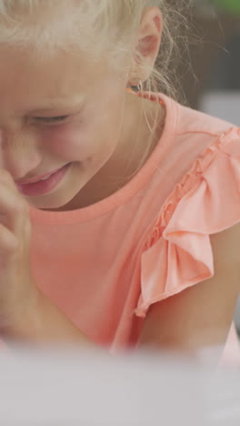 video de una chica caucásica feliz con un microscopio durante la lección