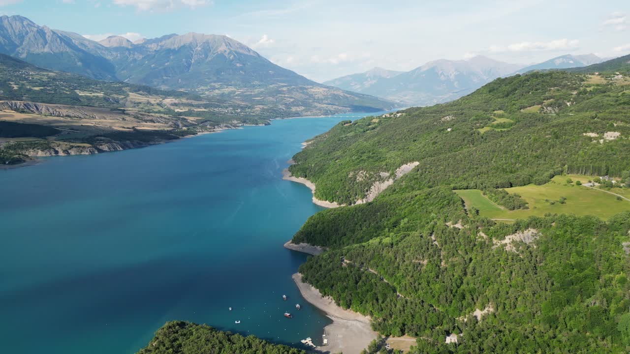 프랑스 알프스 산맥에 있는 세르 폰콘 호수와 자연 풍경 - 공중 4k