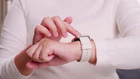 Nahaufnahme-Einer-Frauenhand,-Die-Eine-Smartwatch-Berührt-Und-Scrollt,-Um-Die-Anwendungsverbindung-Schnell-Zu-überprüfen