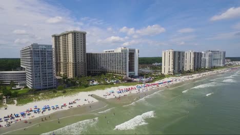 tiro ascendente de la playa en carolina del sur en un día soleado en verano