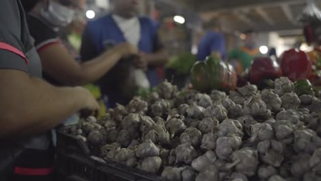 Verkauf-Von-Knoblauch-Auf-Dem-Markt