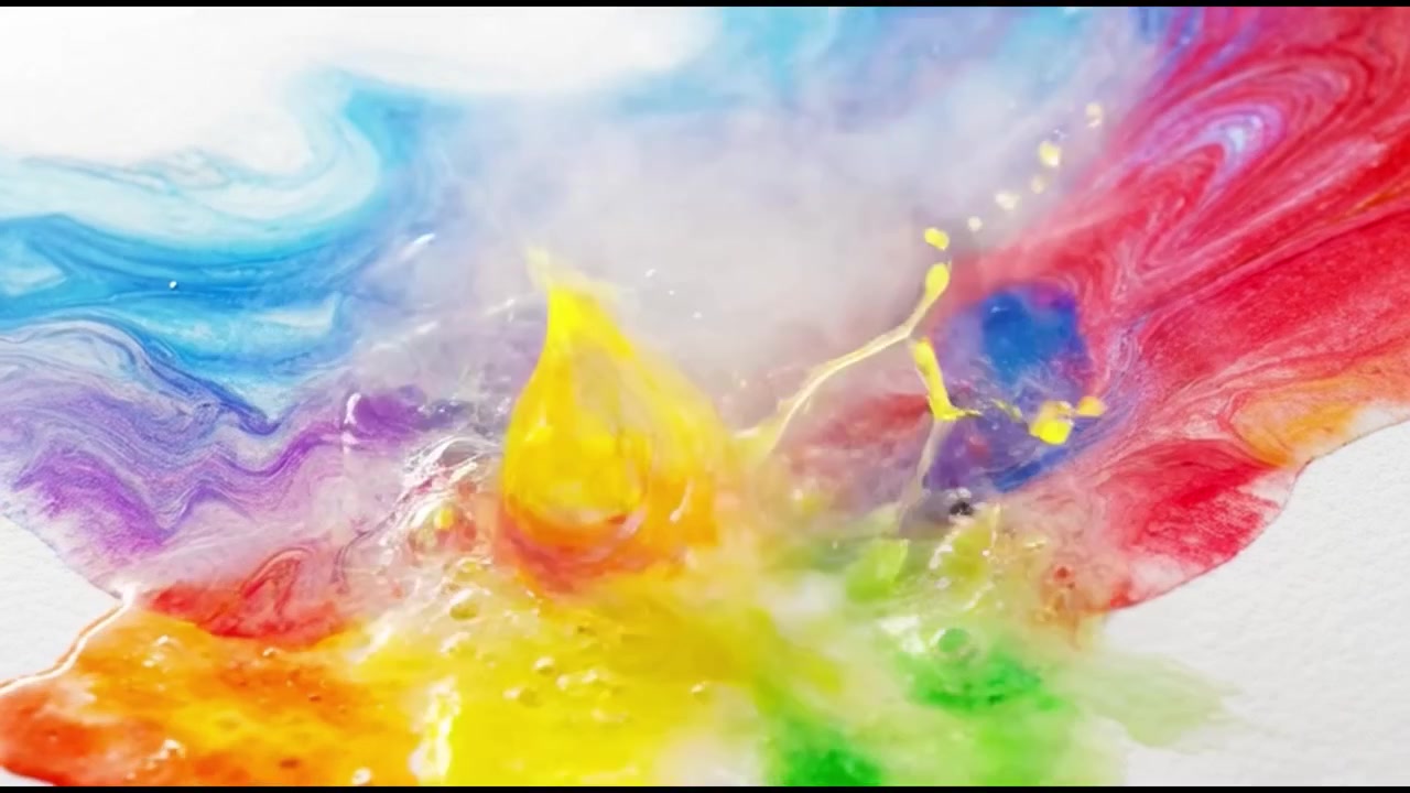 Reazione chimica che crea bolle colorate e fumo su una superficie bianca
