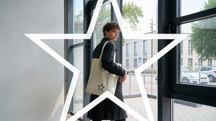 Uomo in lungo cappotto che, individuata la strada all'ingresso, sistema una borsa a stella, apre la porta ed esce, con sovrapposizione a stella.