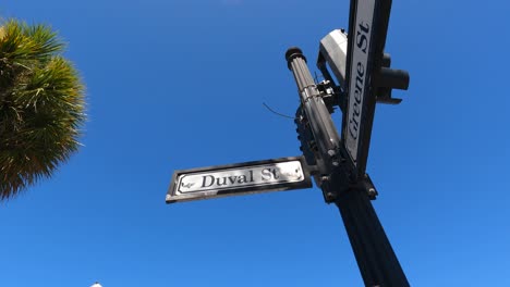 las señales de duval street y green st, key west contra el cielo azul, florida