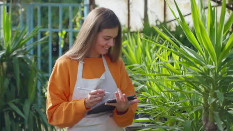 mujer que trabaja en un vivero de plantas