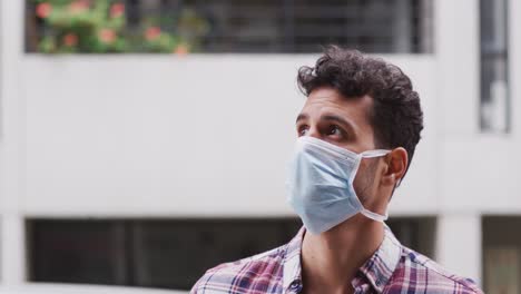 vista lateral de un hombre caucásico con una máscara de coronavirus covid19
