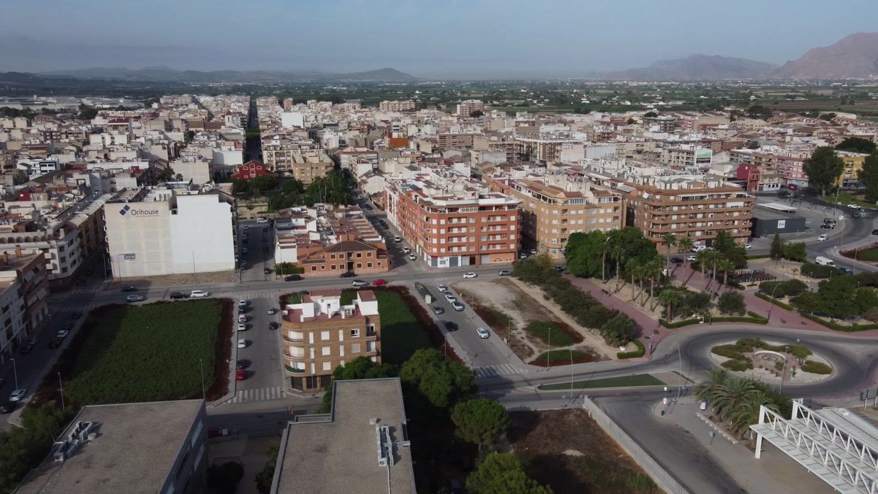 Filmato drone che mostra il moderno quartiere residenziale di Almoradi, Spagna, il terminal degli autobus e la scuola Azud de Alfeitami. Ideale per progetti video stock su sviluppo urbano, viaggi e architettura locale