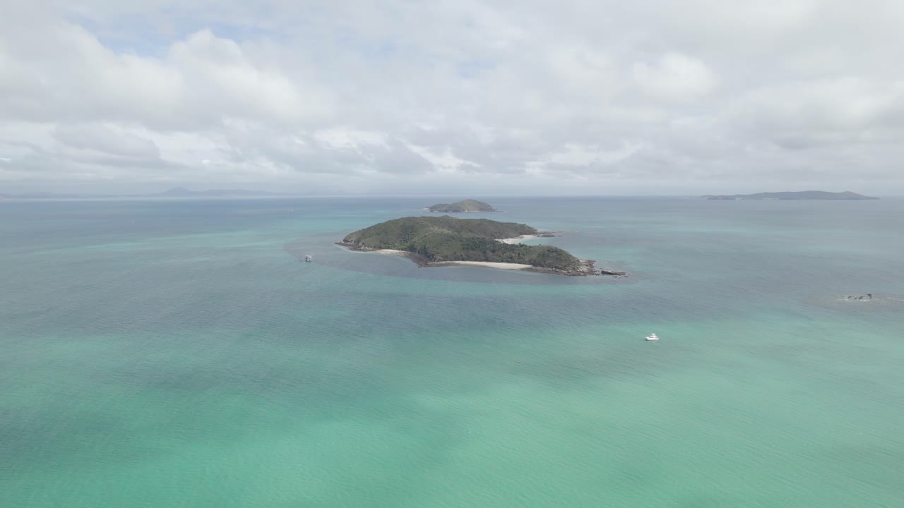 뒤에 miall 섬과 멀리 북쪽 케펠 섬이 있는 중간 섬의 전망