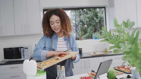 una joven afroamericana prepara una comida en una cocina moderna