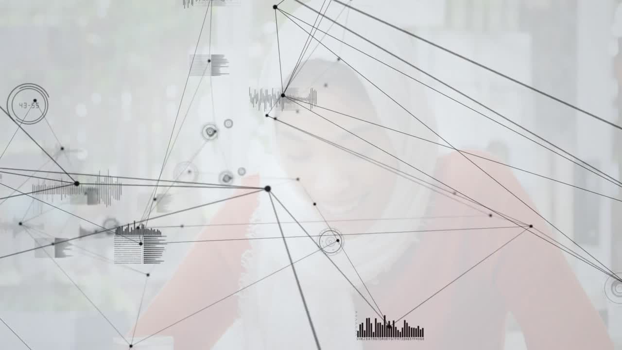 Netværksvisualisering, der strækker sig over skrivebordet og guider diagramklynger, der indrammer kvinden, der analyserer teknologi