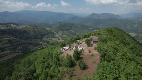 Sitio-De-Excavación-Arqueológica-De-La-Antigua-Iglesia-Romana-En-La-Cima-De-Una-Montaña-En-Prozor-rama