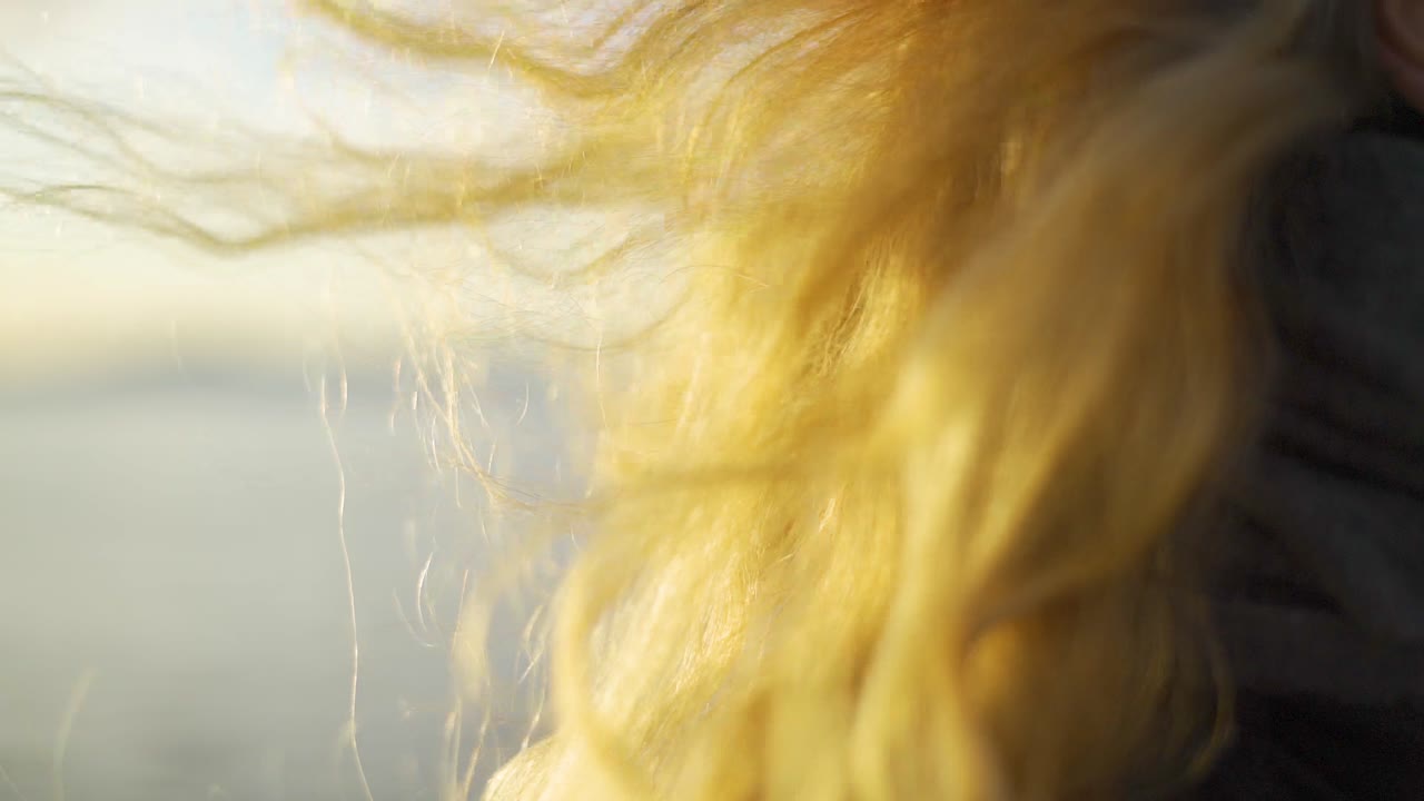 바람에 날아다니는 금발 머리카락