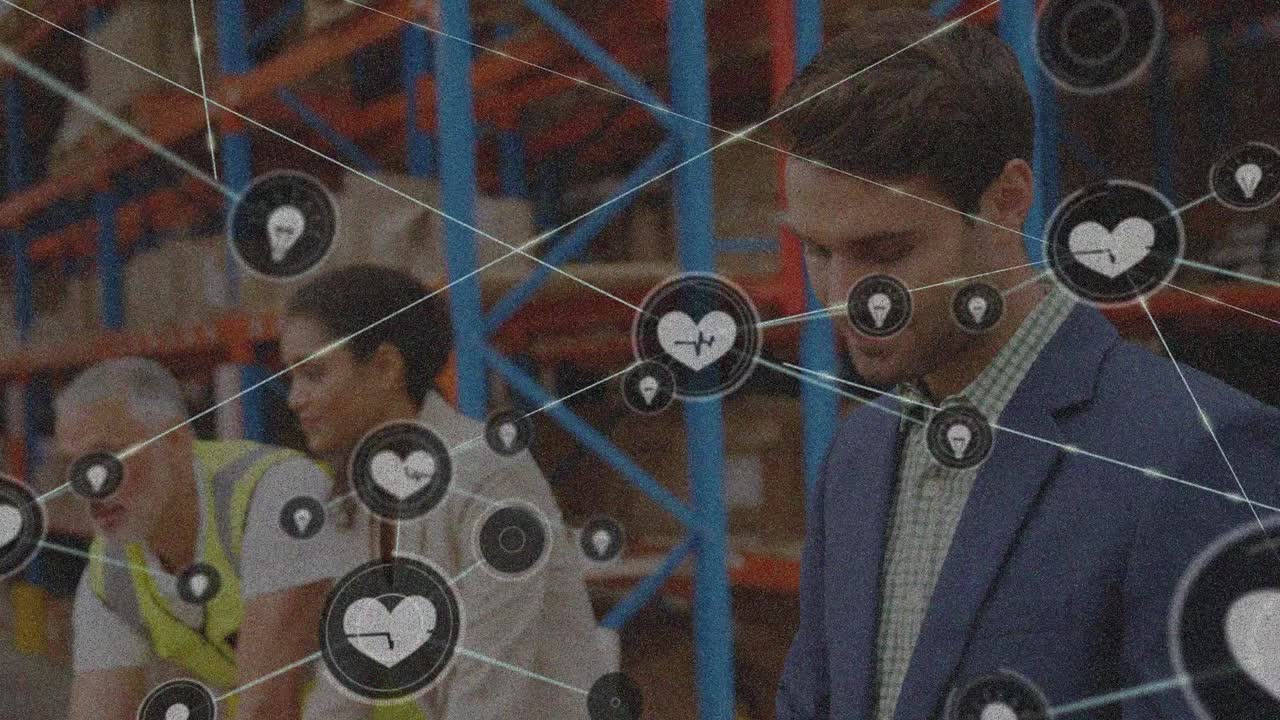 animación de iconos conectados sobre empresario caucásico usando tableta digital en el almacén.