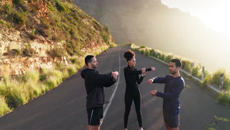 deportes, estiramientos y corredores en la montaña