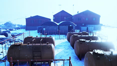 estación antártica bajo el sol de verano