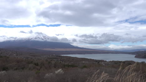 Yamanaka-lake-and-Mt