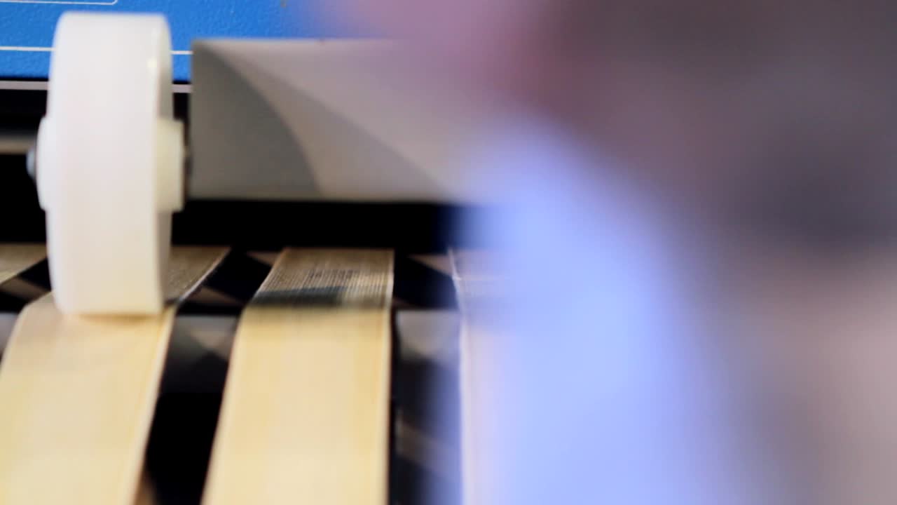 산업용 세탁기에 타월 공급