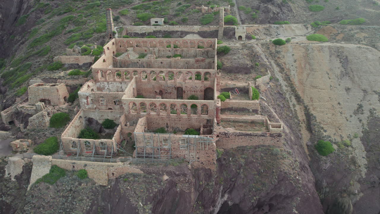 vista aérea de la mina abandonada de nebida en la isla de cerdeña en un día soleado